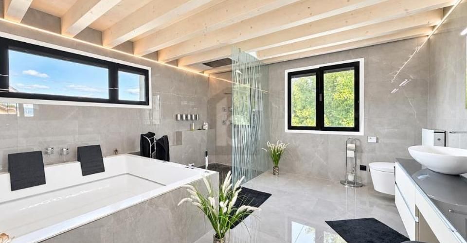 EXKLUSIV MIT POOL & LUXURIÖSEM WELLNESSBAD - Maison 7.5 pièces - image - 2