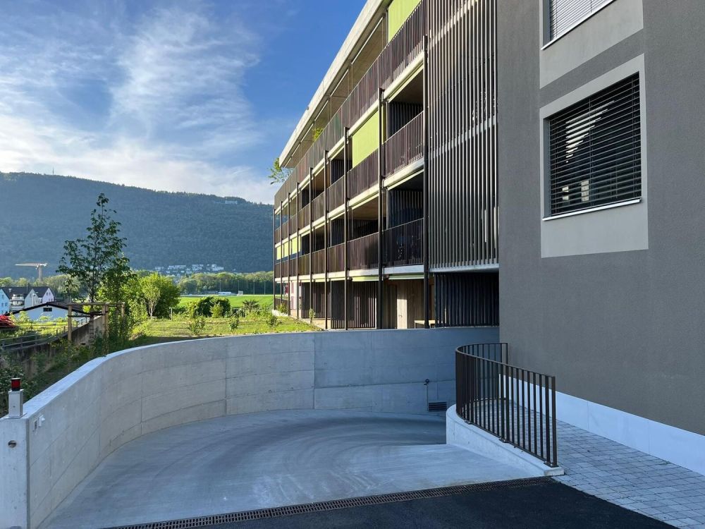Moderne 4.5-Zimmer-Wohnung mit 2 Balkonen in Ipsach - Ipsach - Einstellhalle - Marlin Immoblien