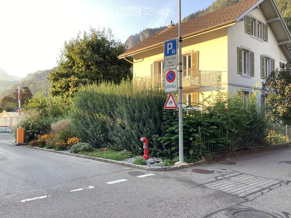 Sehr zentrale 3.5 Zi.-Balkonwohnung im 1. OG   -  Wohnen im schönen Meiringen - Bild 3