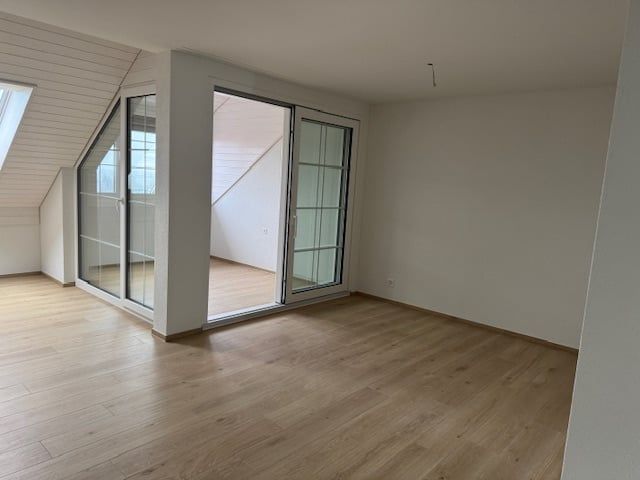 moderne 1.5-Zimmer-Wohnung mit Wintergarten in Sünikon zu vermieten - Wohn- und Essbereich mit Nische