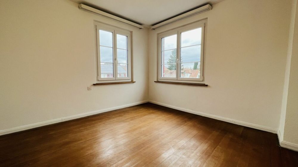 Neu renoviertes 6-Zimmer Doppelhaus mit Parkplätzen, Sitzplatz und Garten - Bild 6