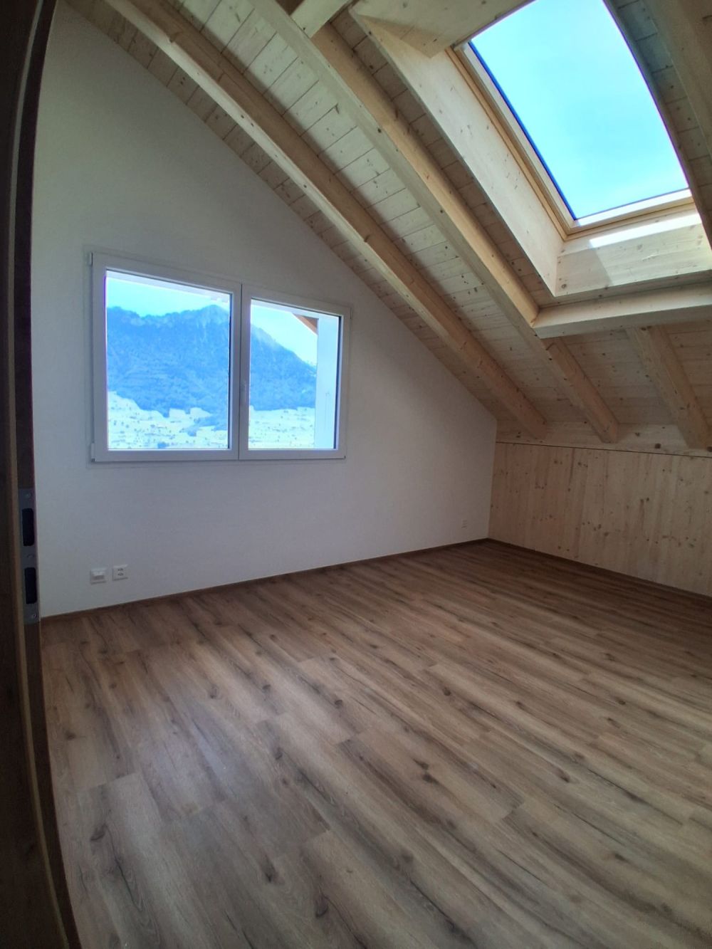 3 1/2 Zimmer Dachwohnung mit Topaussicht auf See und Berge - Bild 12