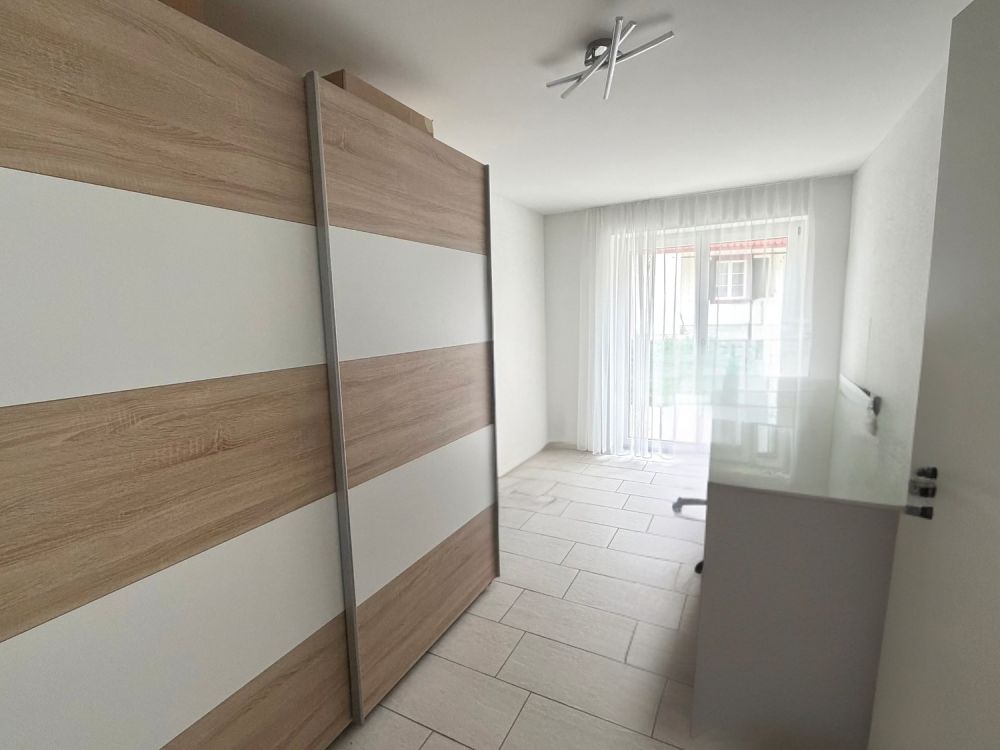 Moderne 3.5-Zimmerwohnung mit wunderschönem Garten und Aussicht - Bild 8