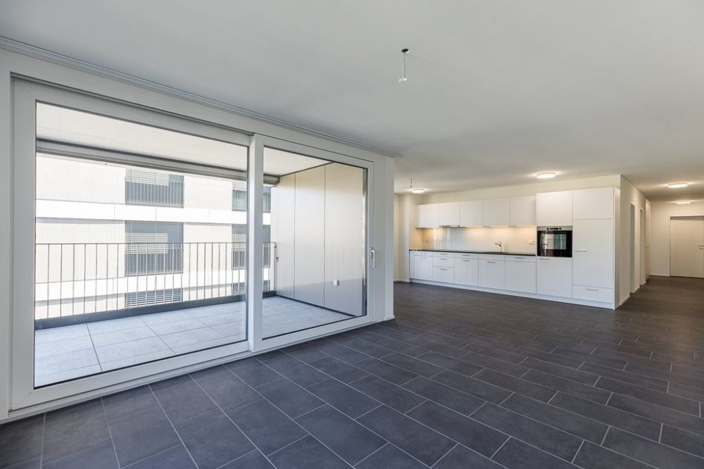 Grosszügige und helle Wohnung - 123-12-0305_Wohnbereich_mit_Essen_und_Kueche.jpg