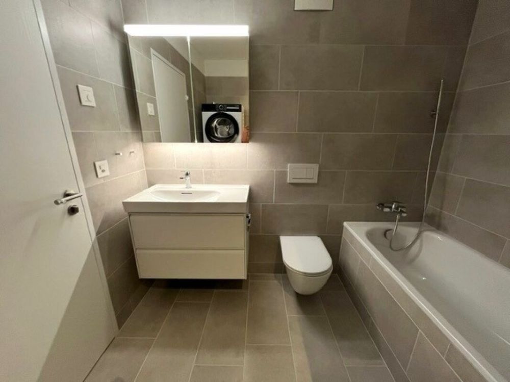 Erstvermietung! 3.5-Zimmer-Wohnung mit Terrasse direkt am Wasser inkl. Einstellplatz - Bad mit Dusche / Wanne