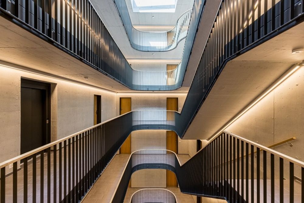 Grosszügige und helle Wohnung - KWC-Gasse_5_Treppenhaus.jpg