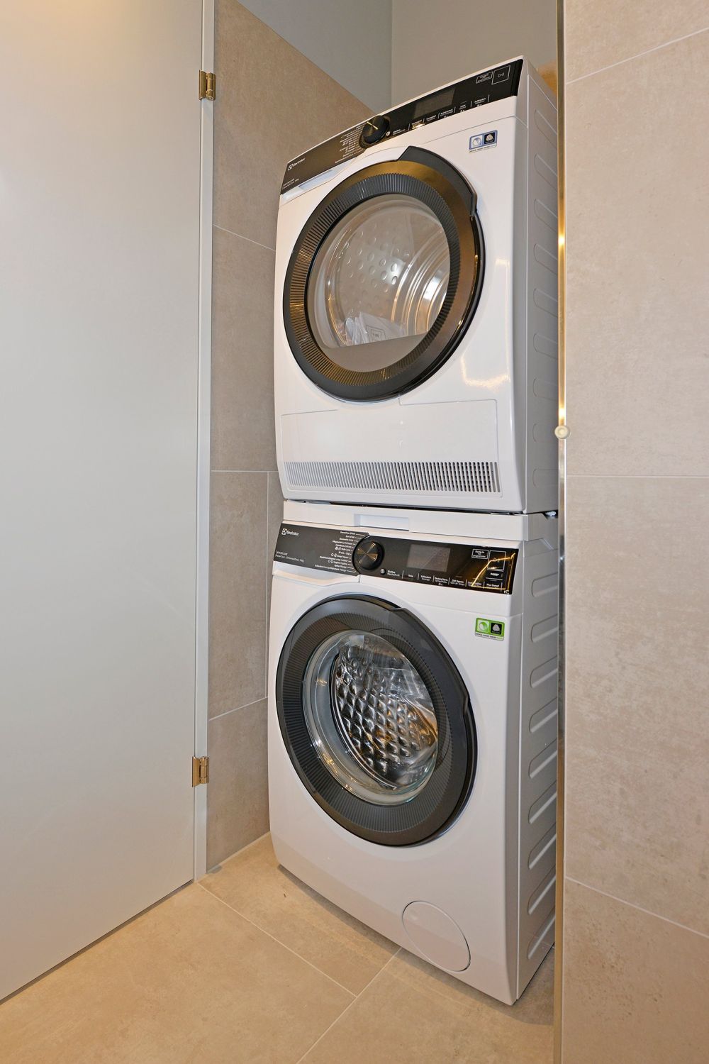 Hochwertige 3.5 Zimmer-Maisonette-Dachwohnung (100m²+) in Bassersdorf - Waschturm