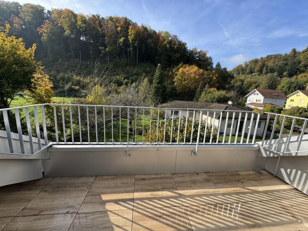 Helle 3.5-Zimmer-Dachwohnung mit Terrasse & Blick ins Grüne - Bild 2