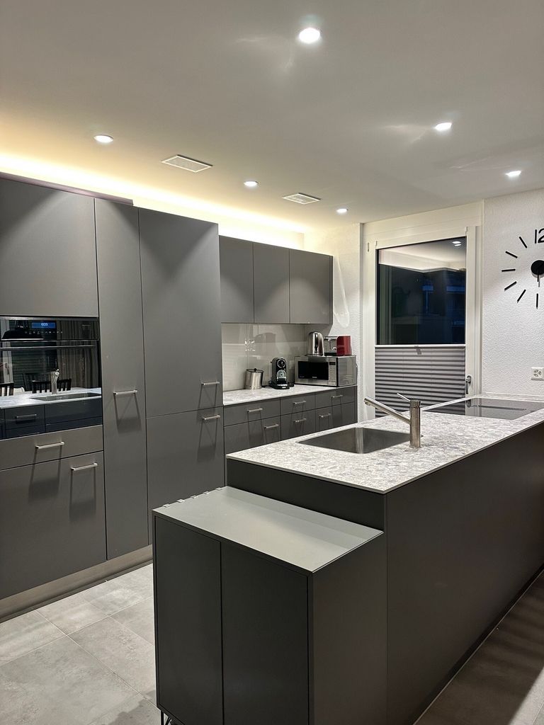 Moderne 5.5-Zimmer-Erdgeschosswohnung mit Terrasse - Küche