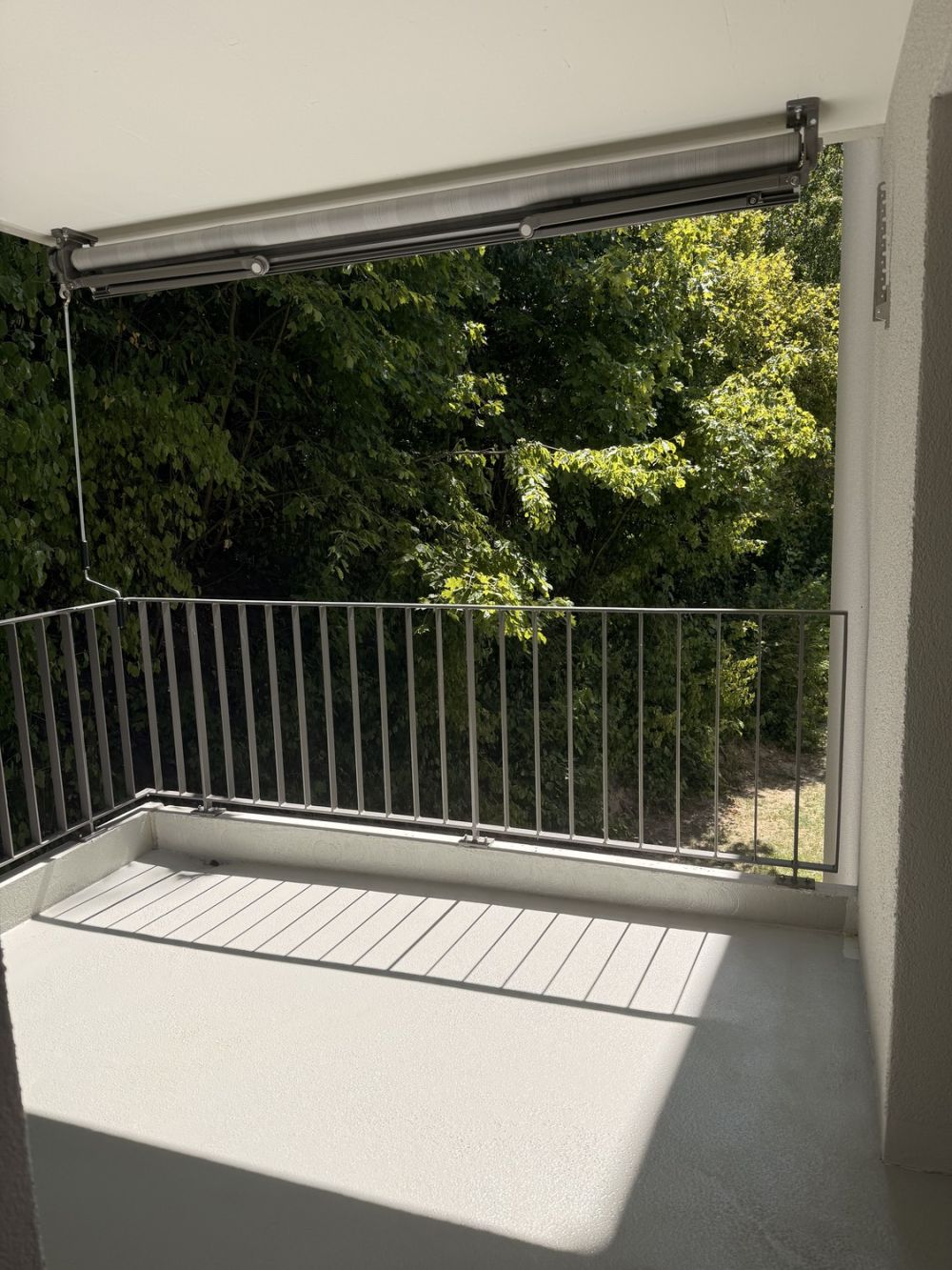 Modernes WG-Zimmer mit eigenem Bad & Balkon in Ostermundigen - Bild 8