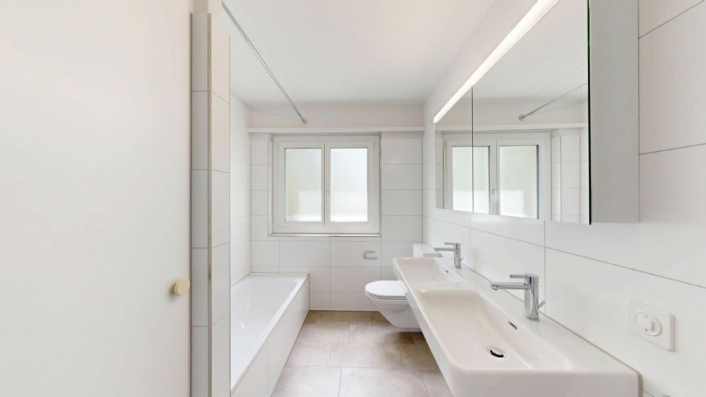 Attraktive 3.5-Zimmerwohnung mit sonnigem Balkon - Erstbezug nach liebevoller Gesamterneuerung - Dusche / WC