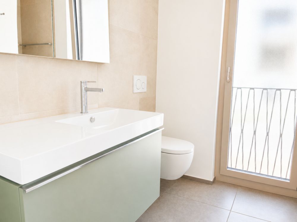 Neue 3.5 Zimmer Attika-Wohnung mit grosser Loggia und atemberaubender Aussicht auf See und Alpenpanorama - Nasszelle mit Dusche