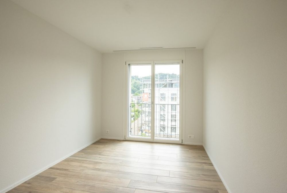 ERSTVERMIETUNG - Komfortabel Wohnen in Reinach mit eigener Waschküche - Zimmer_1.jpg