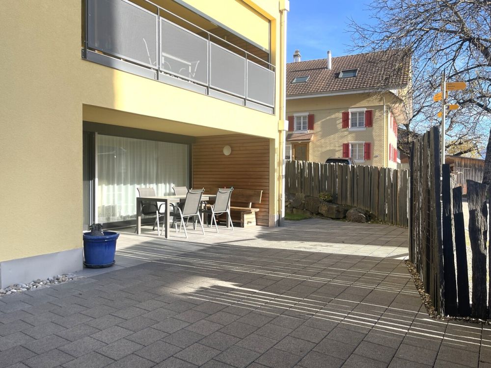 Helle 4½-Zi-Gartenwohnung mit Carport und Garten - Gartensitzplatz