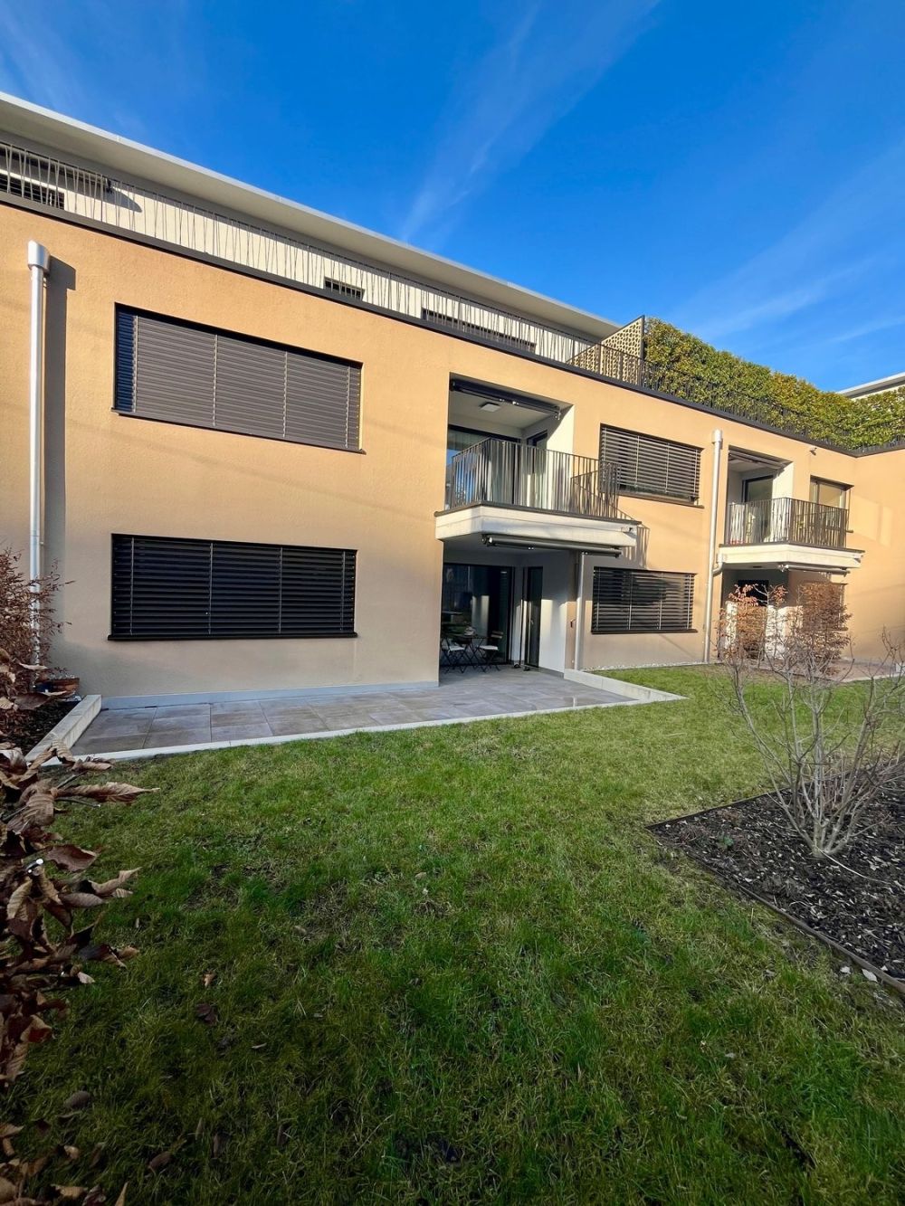 Helle und moderne 2.5 Zimmerwohnung im steuergünstigen Bäch SZ - Sitzplatz