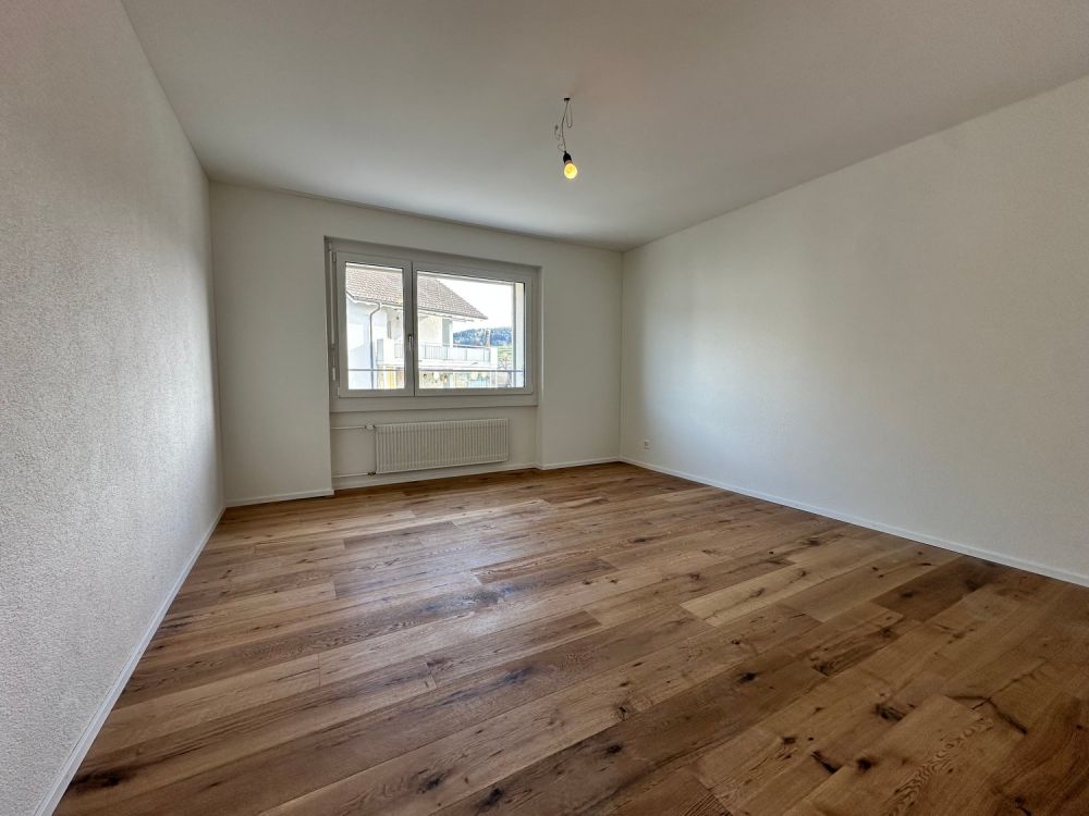Neuwertige moderne 4.5-Zimmer-Wohnung mit eigenem Waschturm - Bild 5