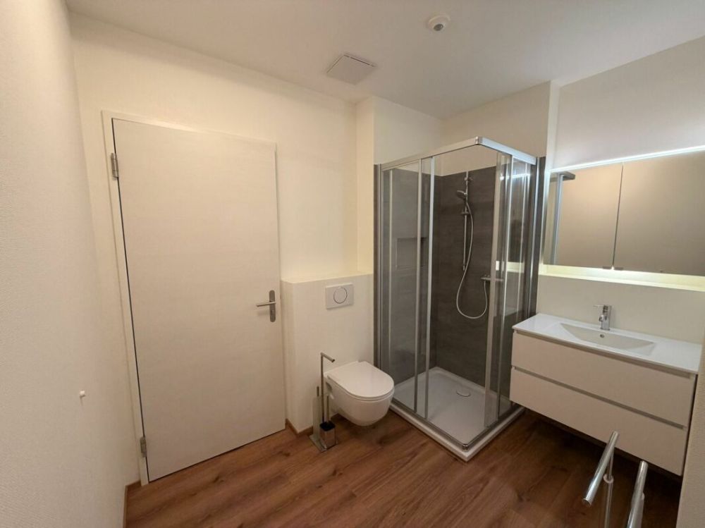 Erstbezug: sonnige 3.5 Zimmer-Wohnung mit Aussicht an ruhiger Lage - Badezimmer mit Dusche