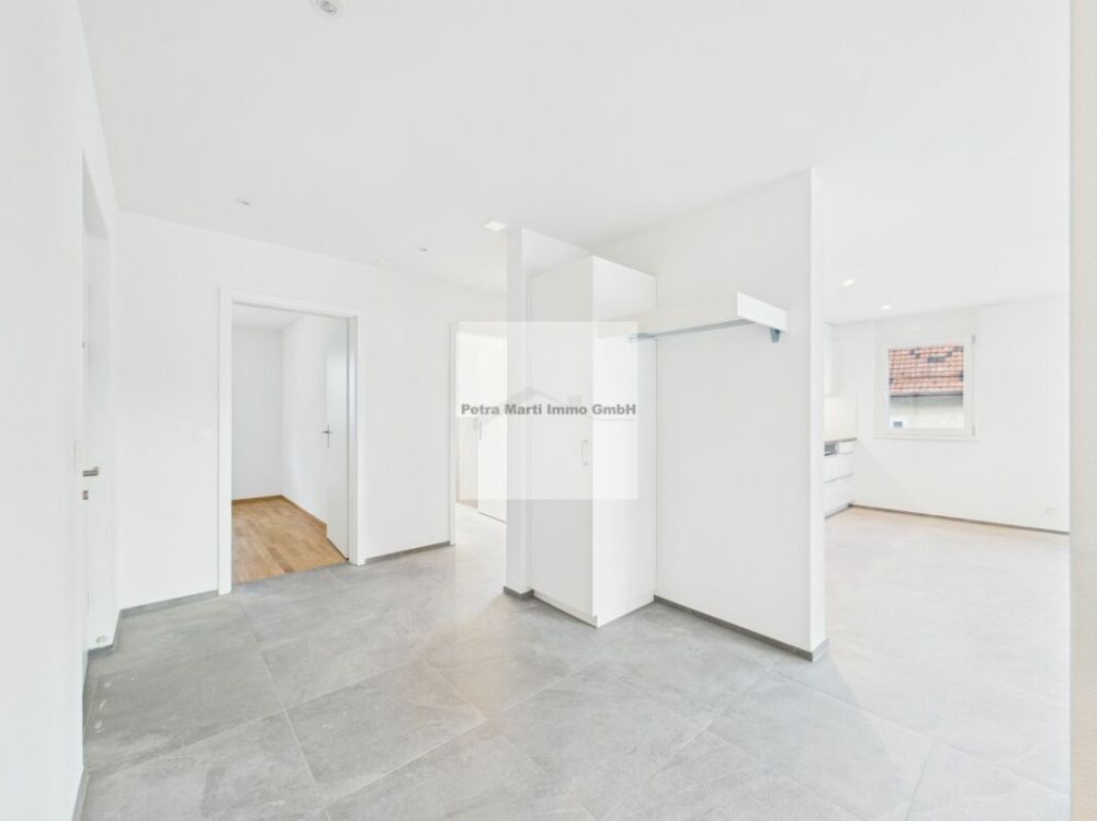 4.5-Zimmerwohnung im 1. OG - Grosszügiger Eingangsbereich mit Garderobe