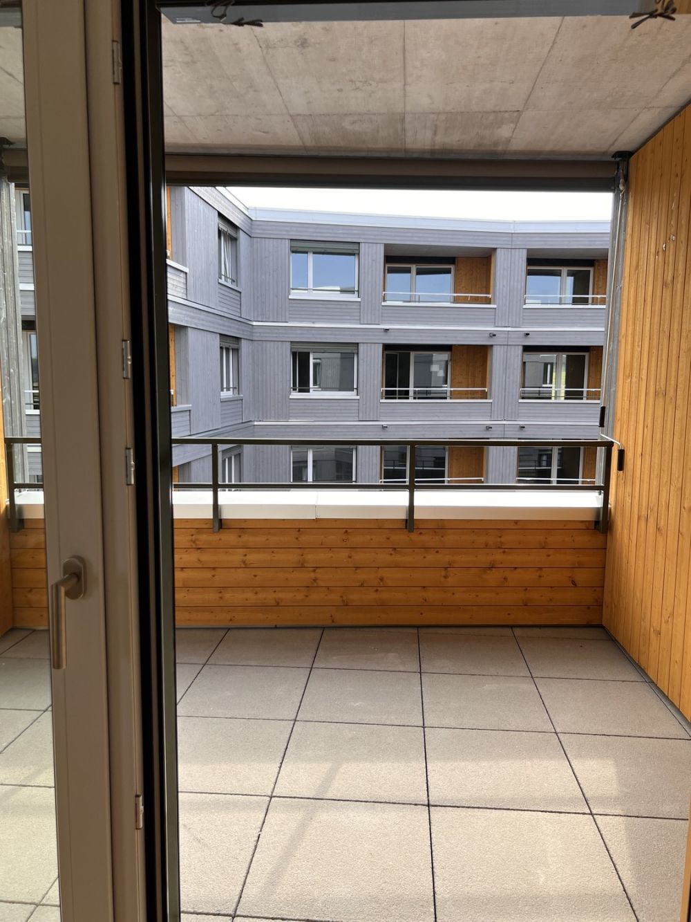 Erstvermietung | Moderne 3.5-Zimmer-Wohnung mit zwei Aussenbereichen & Einstellhallenplatz inklusive - Ausblick Loggia