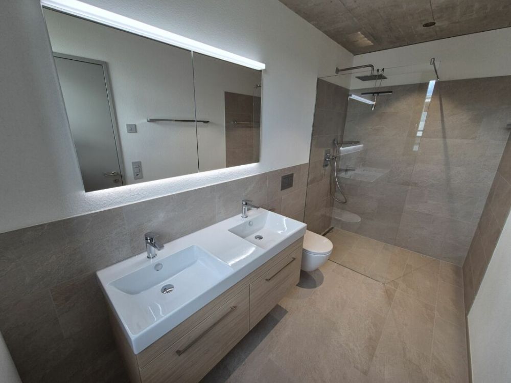 Erstbezug - 4.5 Zimmer im 2. Obergeschoss mit grossem Balkon - Dusche