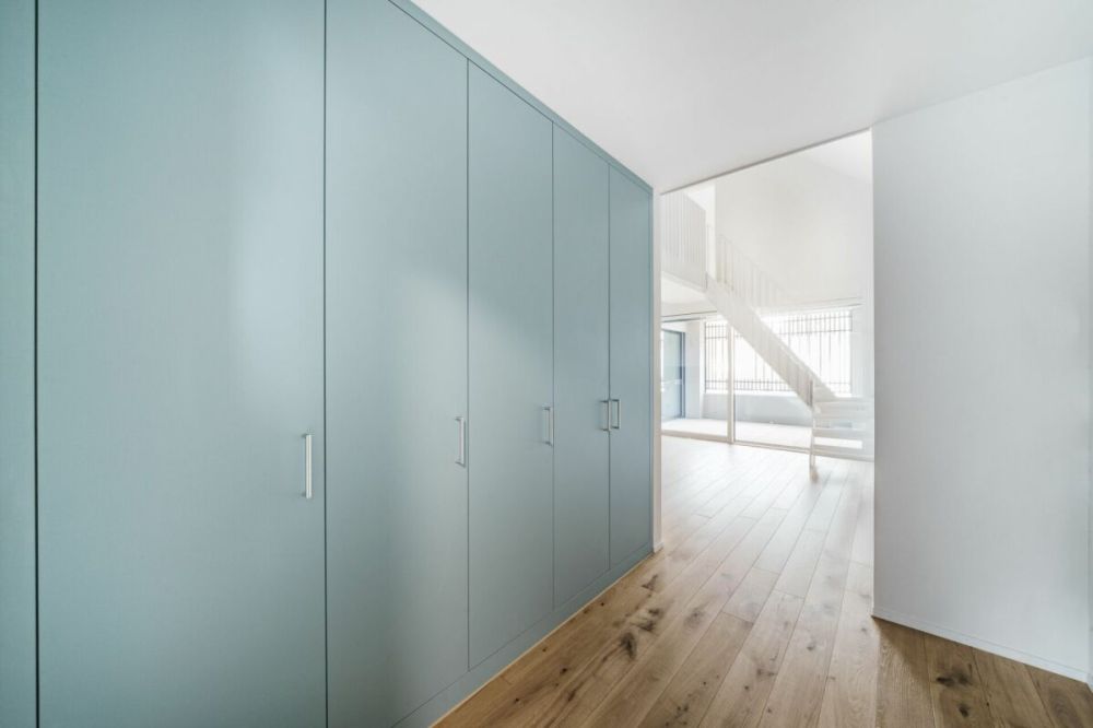 Raffinierte 3.5-Zimmer-Neubaudachwohnung mit offener Galerie und Mansardenzimmer - Bild 2