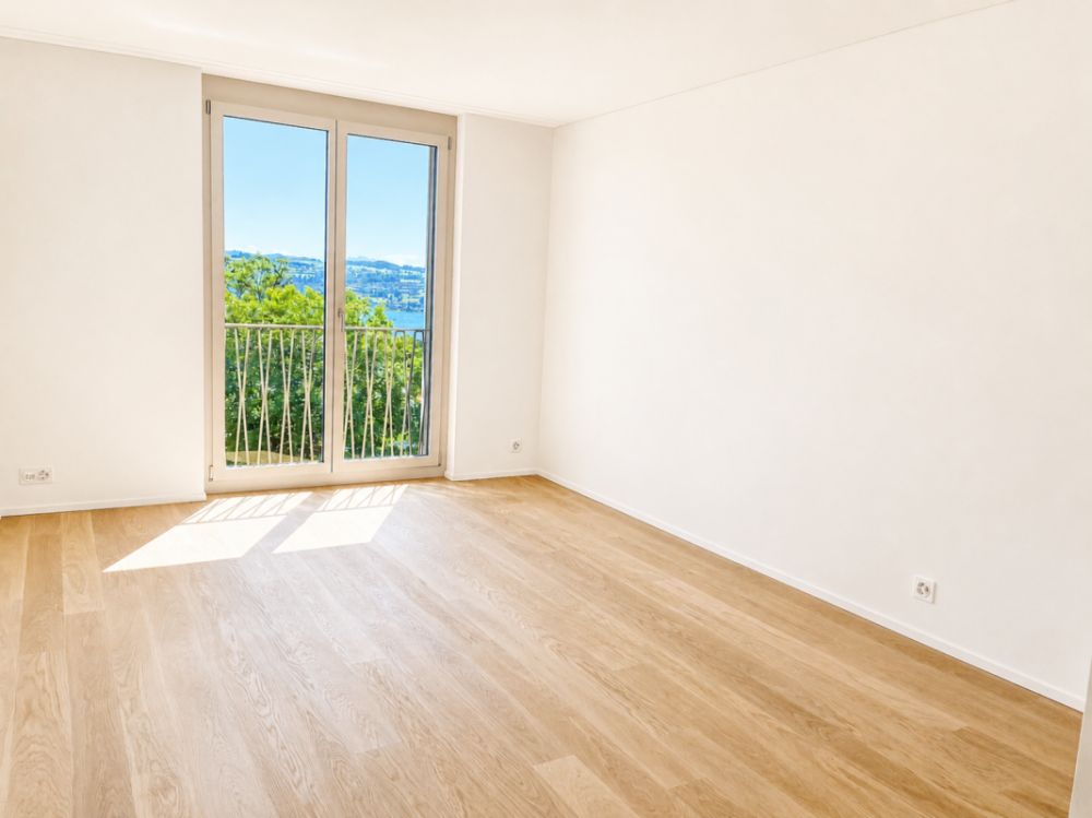 Neue 3.5 Zimmer Attika-Wohnung mit grosser Loggia und atemberaubender Aussicht auf See und Alpenpanorama - Zimmer