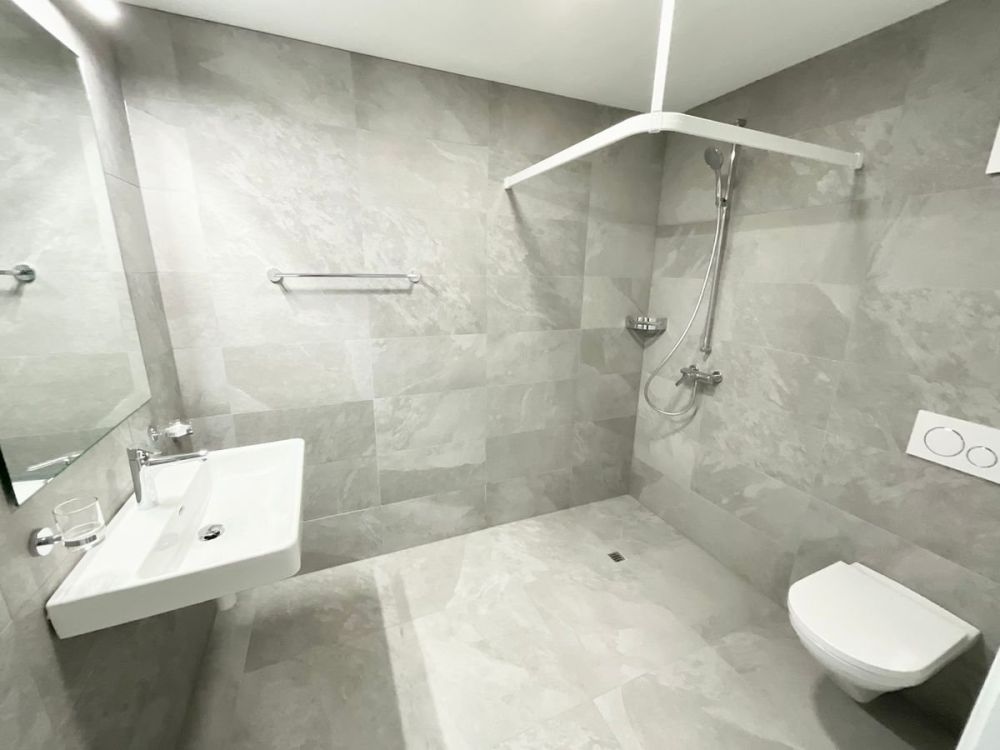 Appartements neu von 2,5 Zimmern mit Loggia - Moderner Komfort, Nachhaltigkeit und Lebensqualität im Herzen des Dorfes - Bild 4