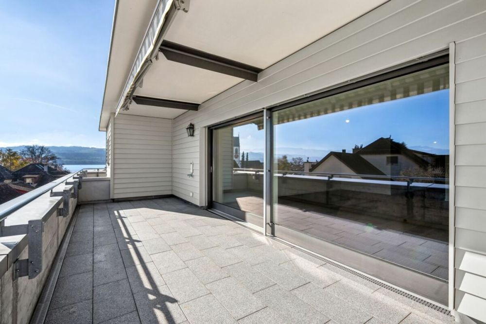 ERSTBEZUG NACH KOMPLETTSANIERUNG AN ZENTRALER LAGE IN MEILEN - ATTIKAWOHNUNG NAHE DEM ZÜRICHSEE - Bild 11