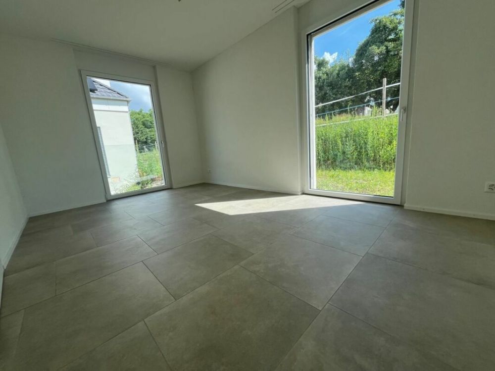 Neuwertiges Doppel-Einfamilienhaus (F1) mit 2 Nasszellen, 2 Parkplätzen, Garten und Sitzplatz - Bild 8