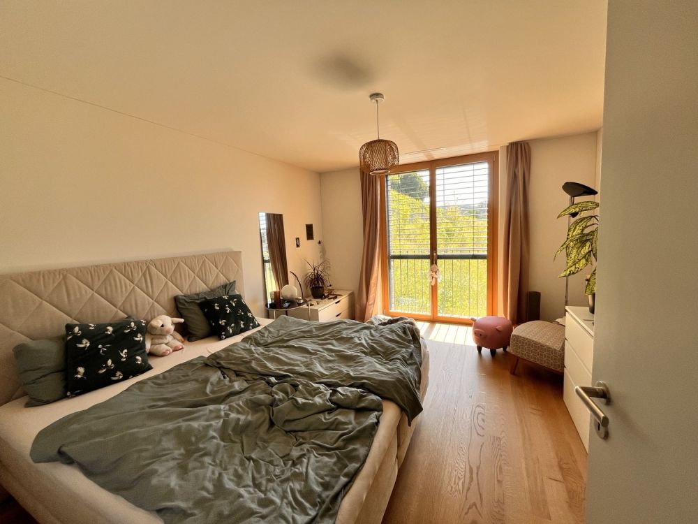 WG-Zimmer mit privatem Bad in grosszügiger Cluster-Wohnung mit Garten - Freiwerdendes WG-Zimmer mit Blick ins Grüne