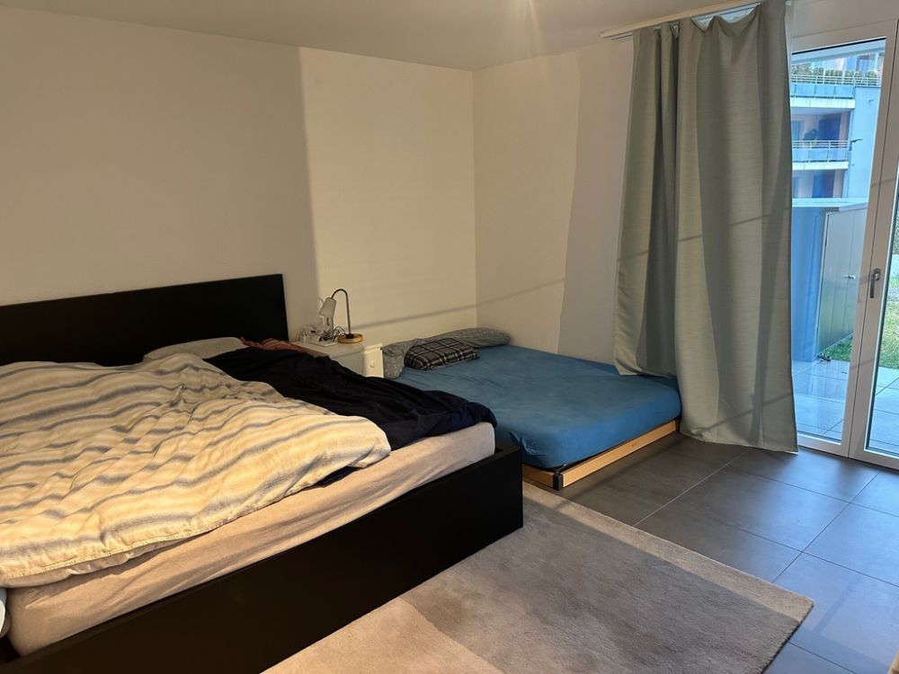 Moderne 5.5-Zimmer-Erdgeschosswohnung mit Terrasse - Schlafzimmer