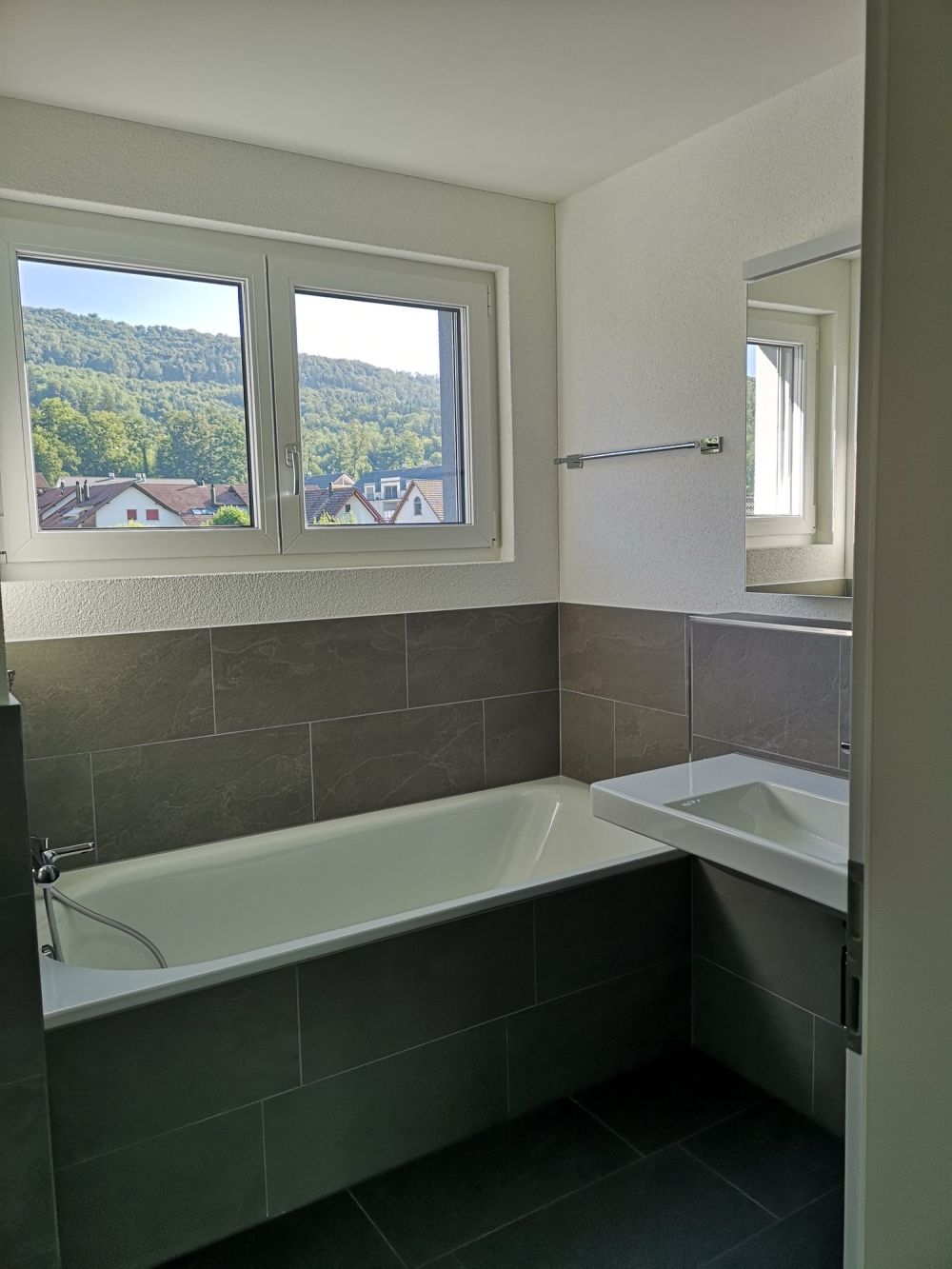 Moderne 3.5-Zimmer-Wohnung mit Terrasse und Aussicht - Bild 9