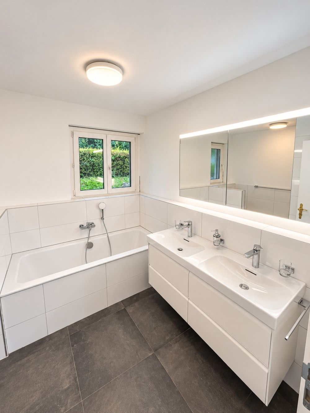 Wohnen mit Weitblick  sanierte 5-Zimmer-Wohnung mit unverbaubarer 180-Seesicht - Die gezeigten Fotos wurden mithilfe künstlicher Intelligenz (KI) bearbeitet und können daher Bild- und Darstellungsfehler aufweisen.