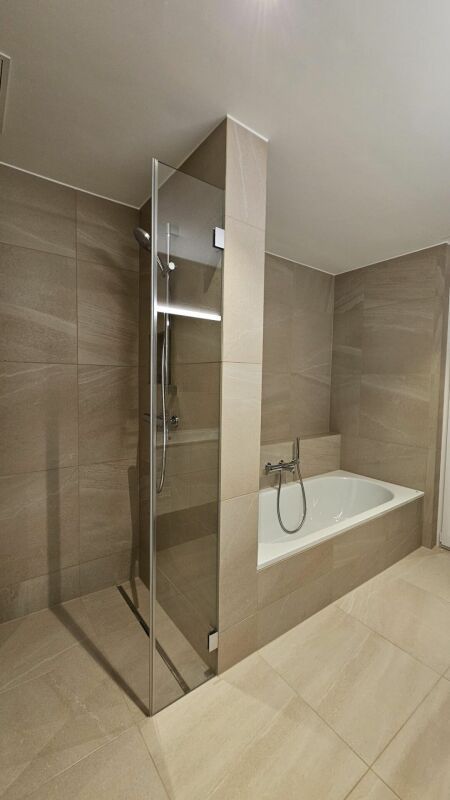 ERSTBEZUG Neubau - Sonniges Wohnen am ehemaligen Rebhang in Stäfa - Badezimmer mit Dusche und Wanne