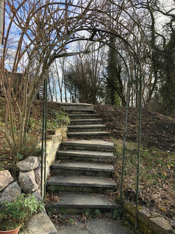 traumhaftes 5.5 Zimmer Einfamilienhaus an ruhiger Lage zu vermieten - Treppenaufgang zu Terrasse