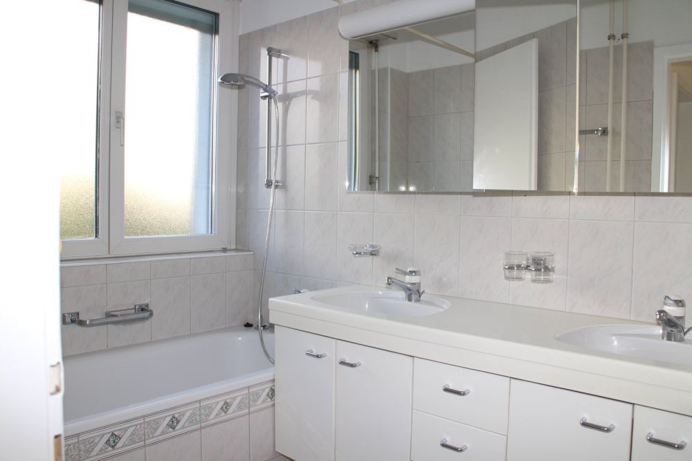 ***befristet bis 30.09.2027*** helle 4.5-Zimmerwohnung im HP - Badezimmer