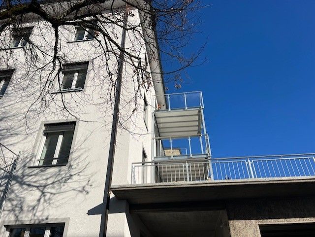 Erstvermietung nach Totalsanierung mit grosser Terrasse - Aussenansicht mit Balkon