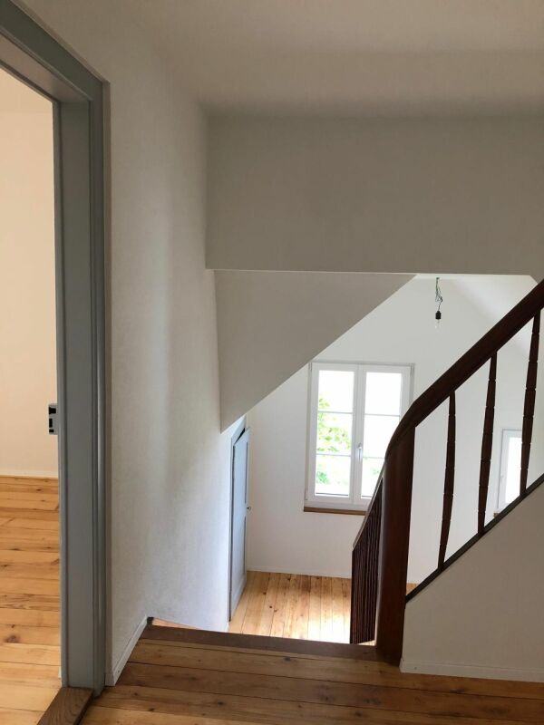 traumhaftes 5.5 Zimmer Einfamilienhaus an ruhiger Lage zu vermieten - Treppenhaus