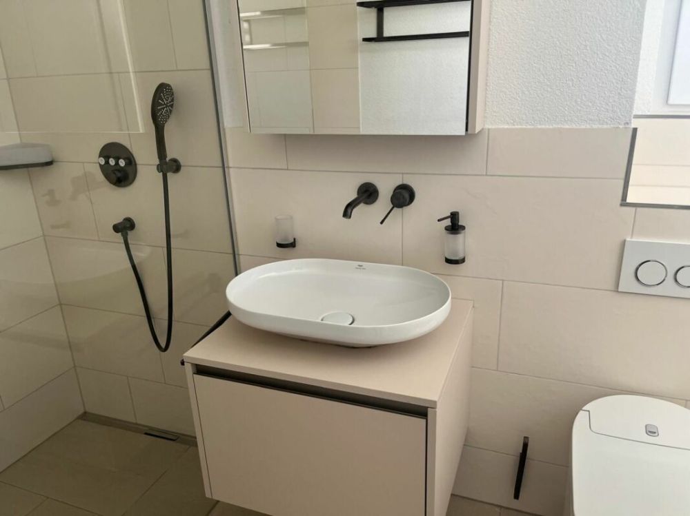 Neuwertiges Doppel-Einfamilienhaus (F1) mit 2 Nasszellen, 2 Parkplätzen, Garten und Sitzplatz - Bild 4