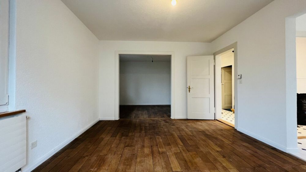 Neu renoviertes 6-Zimmer Doppelhaus mit Parkplätzen, Sitzplatz und Garten - Bild 4