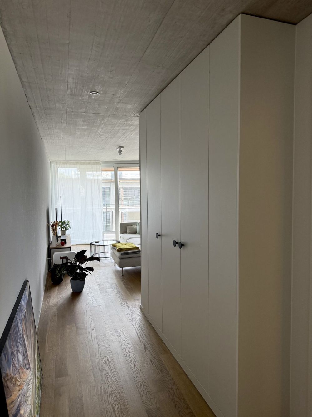 Moderne 2.5-Zimmerwohnung im 5. OG – naturnah wohnen in Kloten - Einbauschränke - Gang