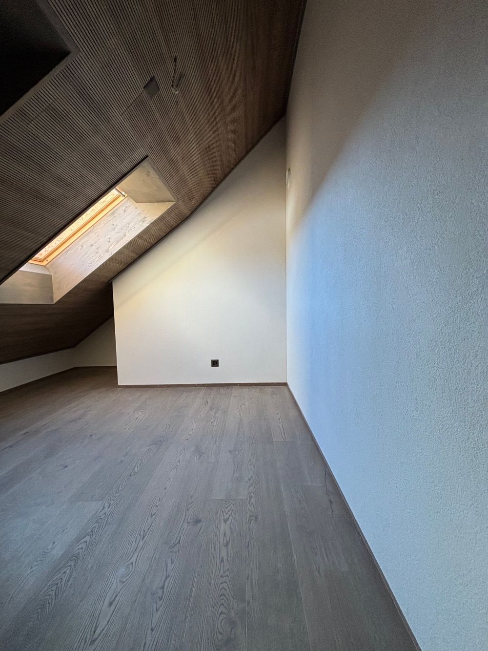 Moderne Neubau 4.5-Zimmer-Maisonette-Wohnung in naturnaher Lage - Bild 9