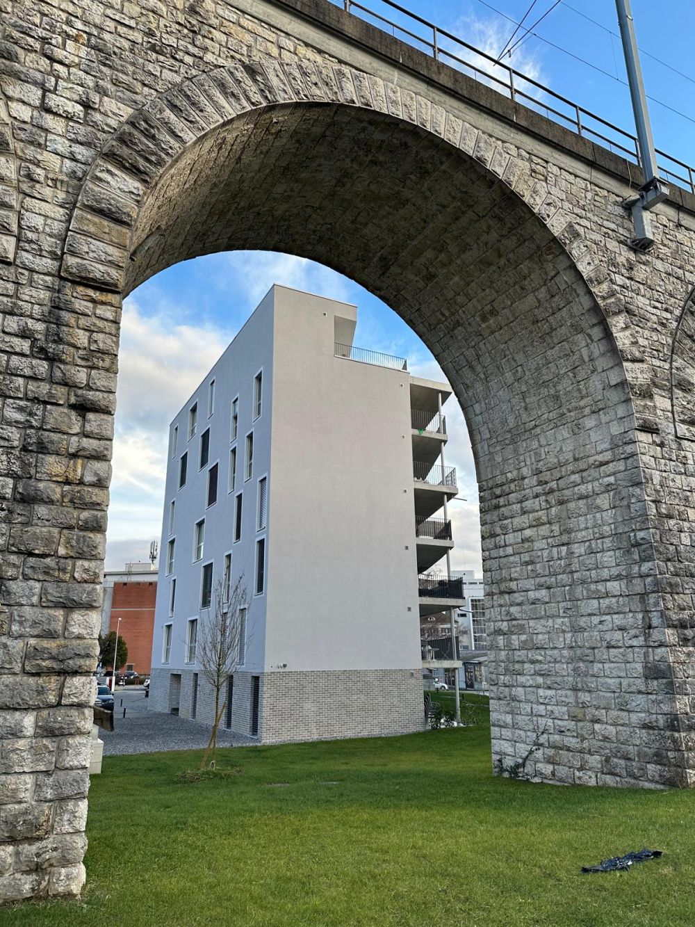 Grosszügiges Studio in moderner Überbauung - Bild 7