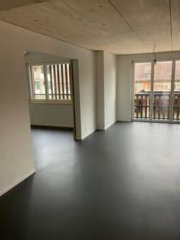 Moderne 5.5-Zimmer-Wohnung mit Garage und Terasse in Elsau - Zimmer mit Schiebetüre/Wohnzimmmer