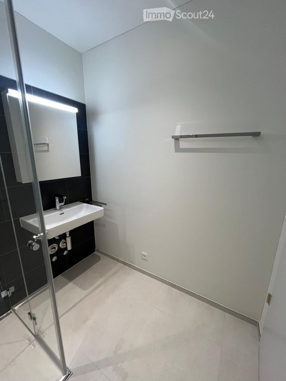 2.5-Zimmer-Neubauwohnung: Grosser Balkon, herrliche Aussicht, oberster Stock, inkl. Tiefgargenplatz - Bild 12