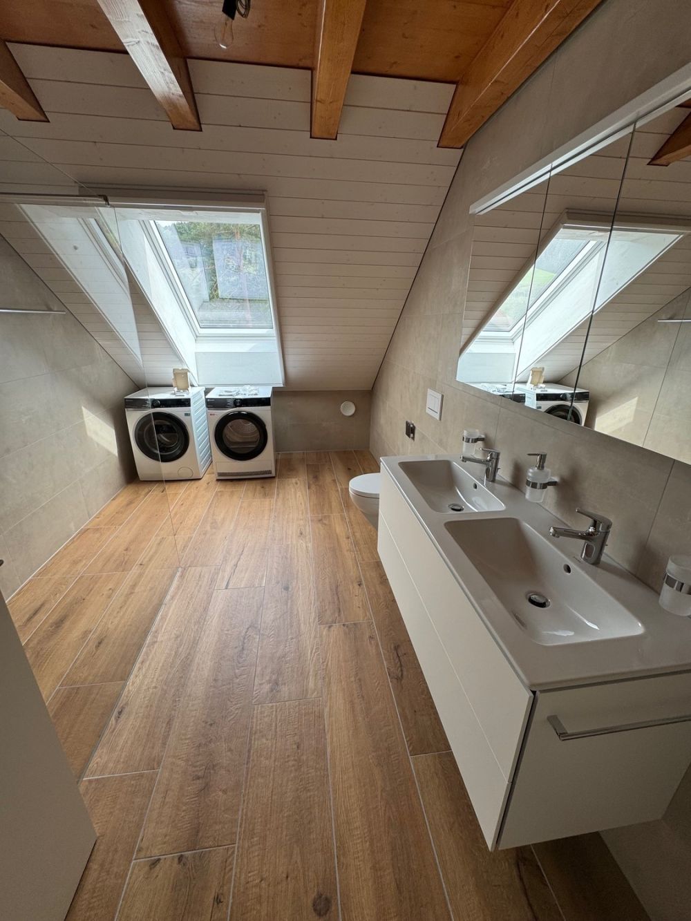 Top Dachwohnung - Erstbezug! - Bad mit Waschturm und Dusche