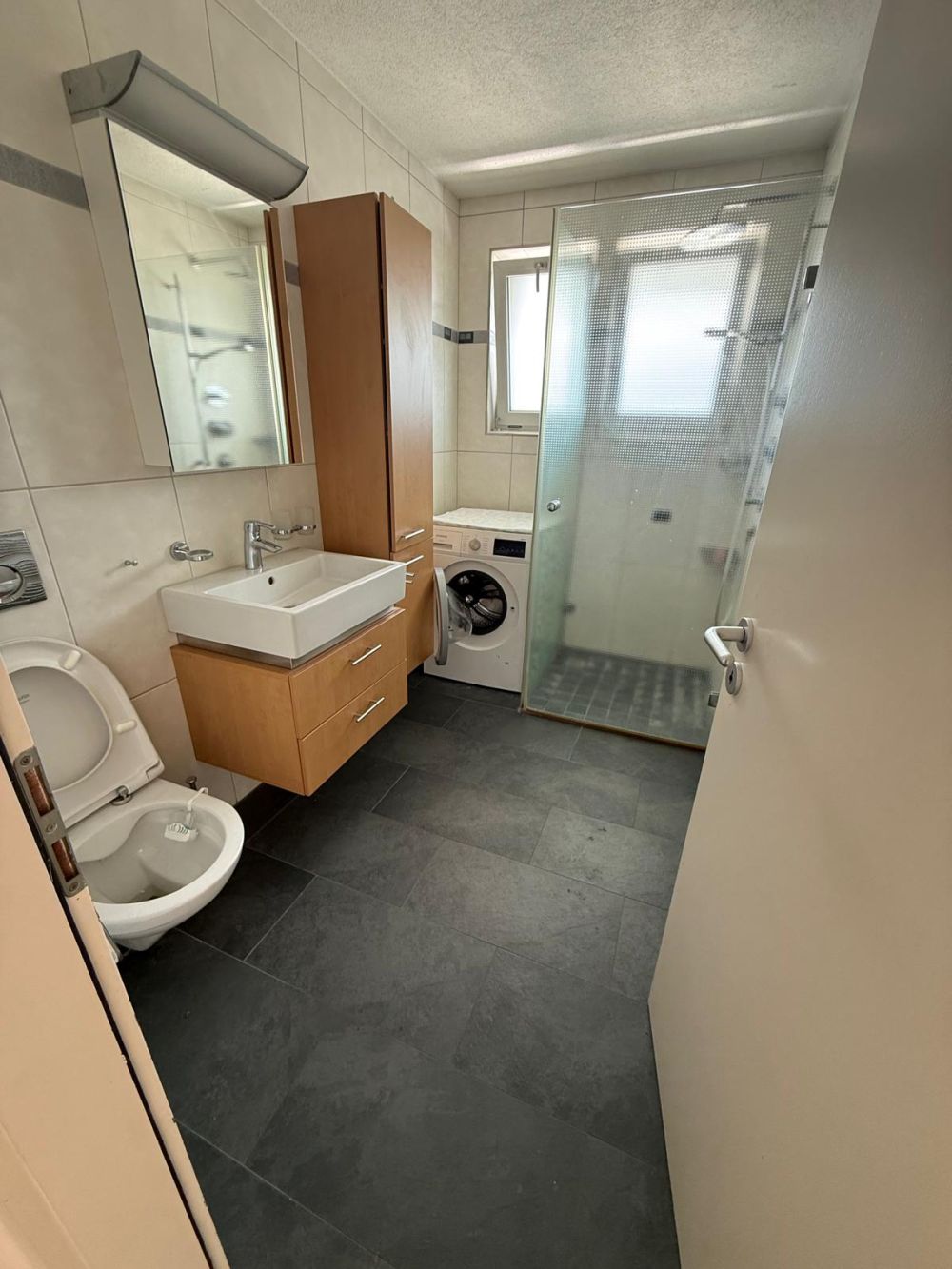 5.5-Zimmer-Wohnung (befristet) zu vermieten - Badezimmer mit WC und Dusche