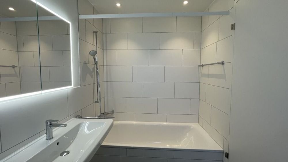 4 Zimmer Neubauwohnung - Badezimmer mit Badewanne