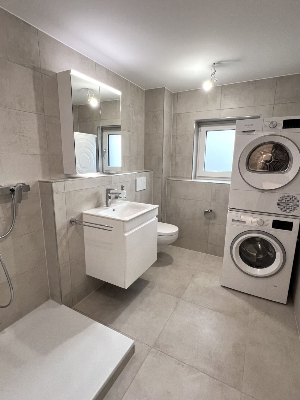 Erstvermietung: Wohnen in Kollbrunn  zentral, modern und bestens angebunden - Badezimmer mit Dusche und Waschturm