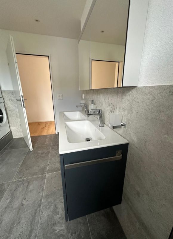 Neuwertige 4.5-Zimmer-Wohnung mit 50 m² Sonnenterrasse, Bora-Küche und 2 E-Parkplätzen - Bild 6